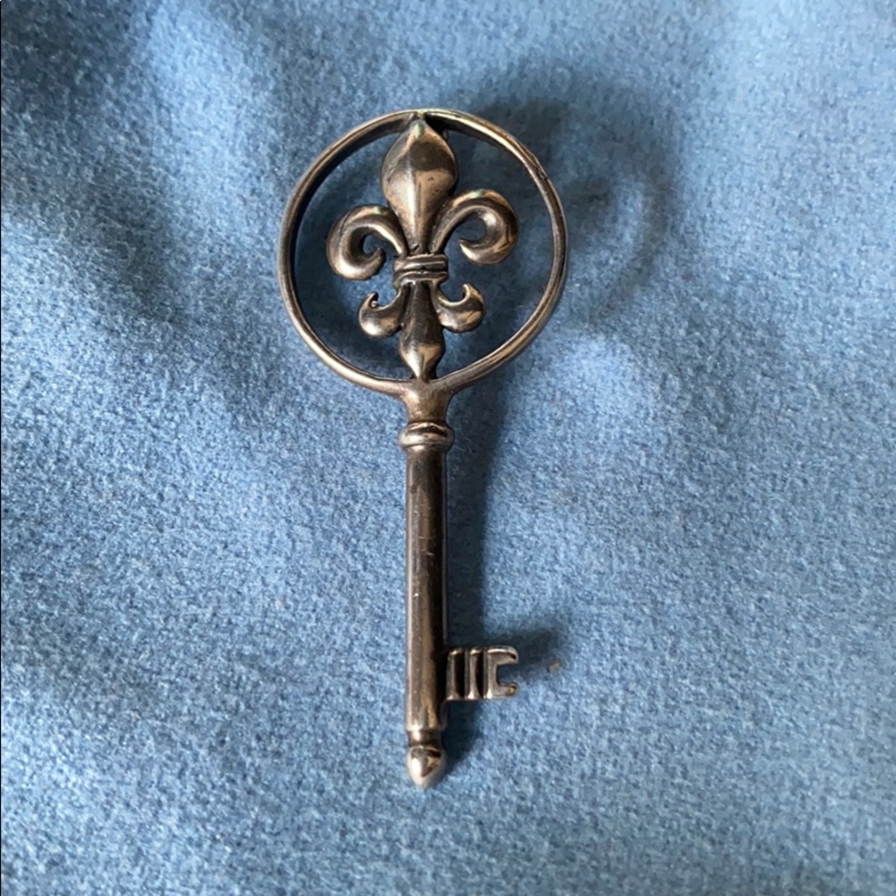 .925 Sterling Slvr Fleur de lis key pendant. 2.5g
